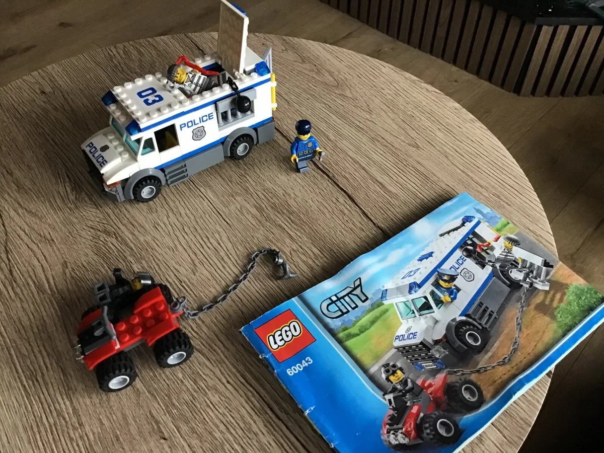 Lego prisoner transporter - Image 1