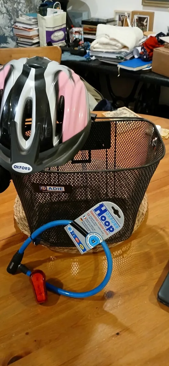 Bicycle Basket, Helmet, lock and reflector - Image 3