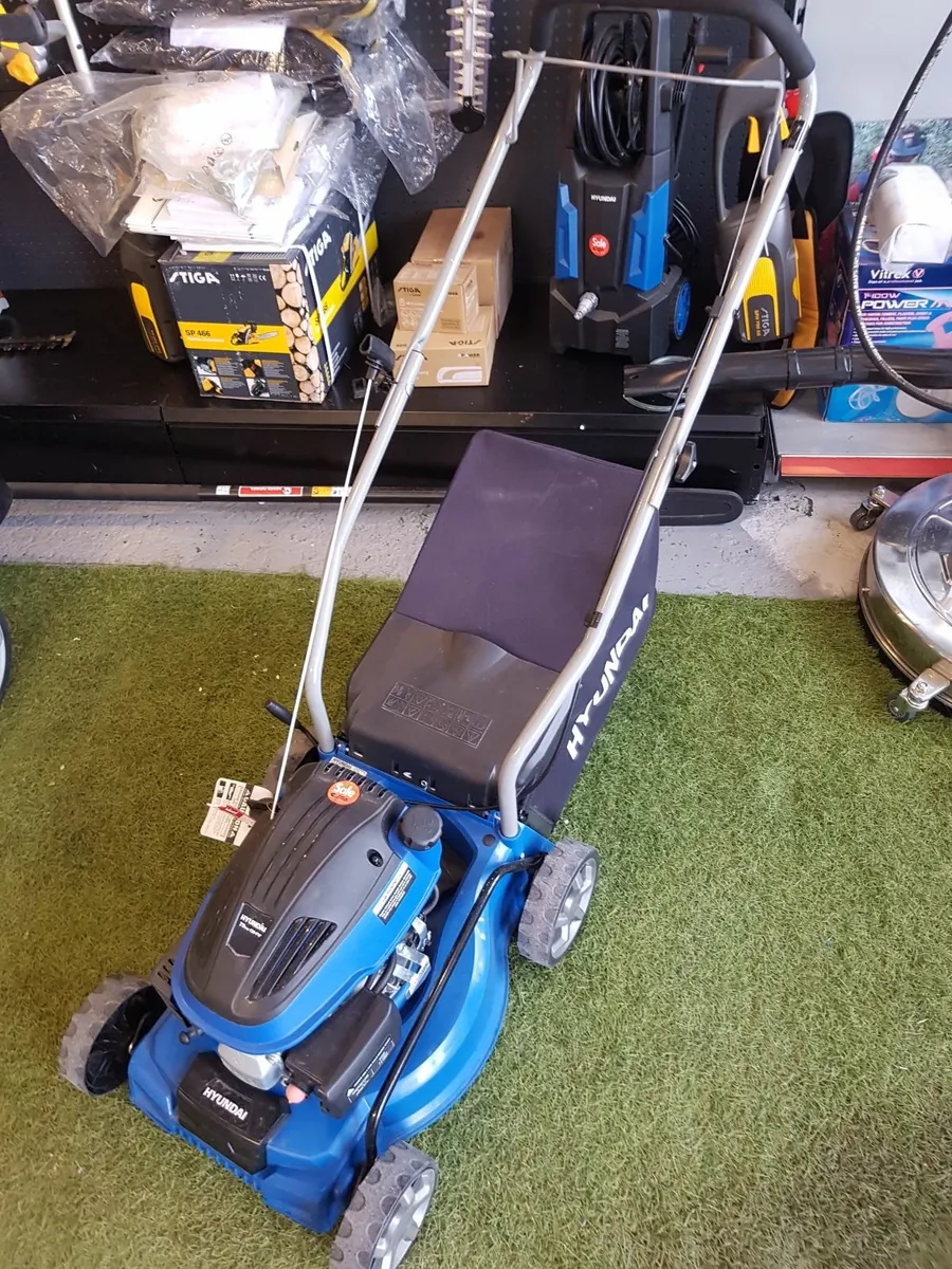 HYUNDAI PUSH PETROL LAWNMOWER-BLACK FRIDAY OFFER!! - Image 1
