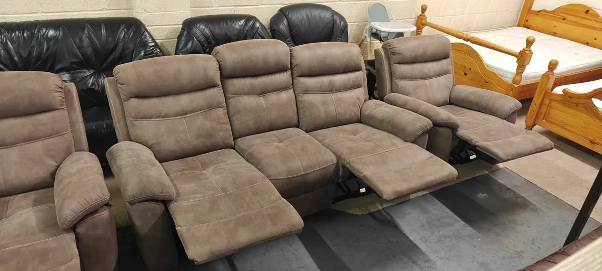 As New 3+1+1 Recliner Suite - Image 4