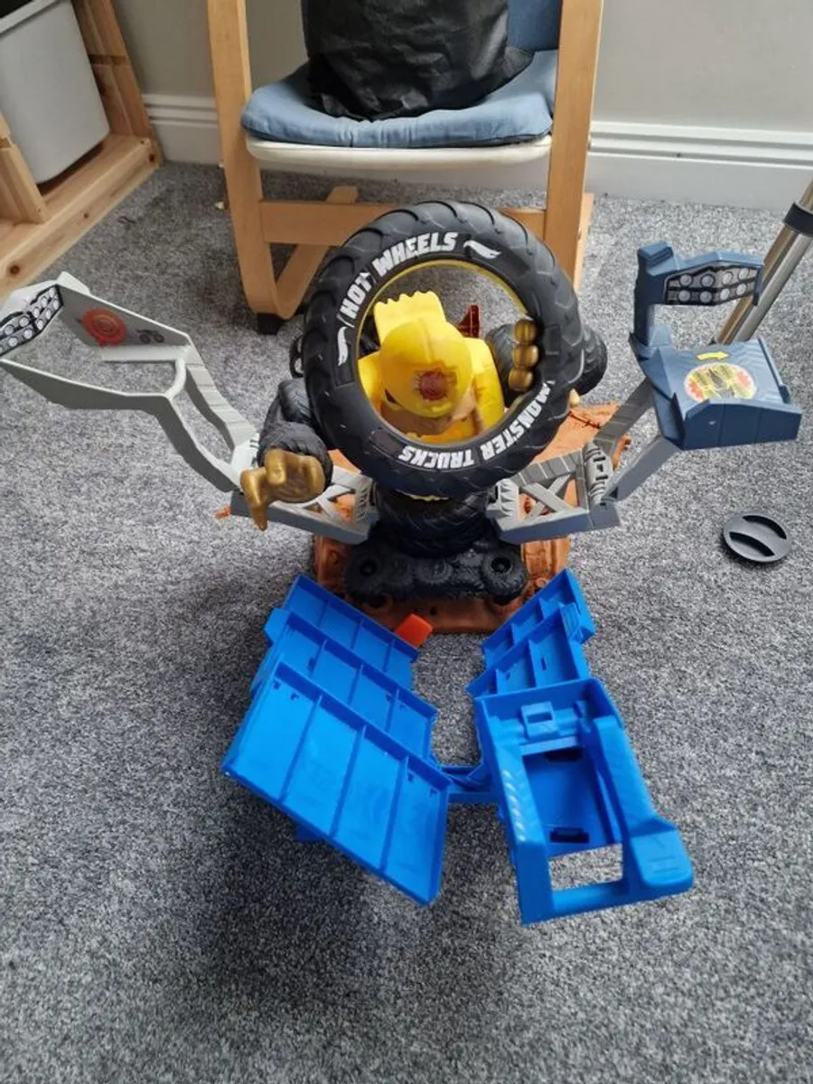 mario kart carrera go. wwe hell in a cell with figures, TMNT subway with figures. - Image 3