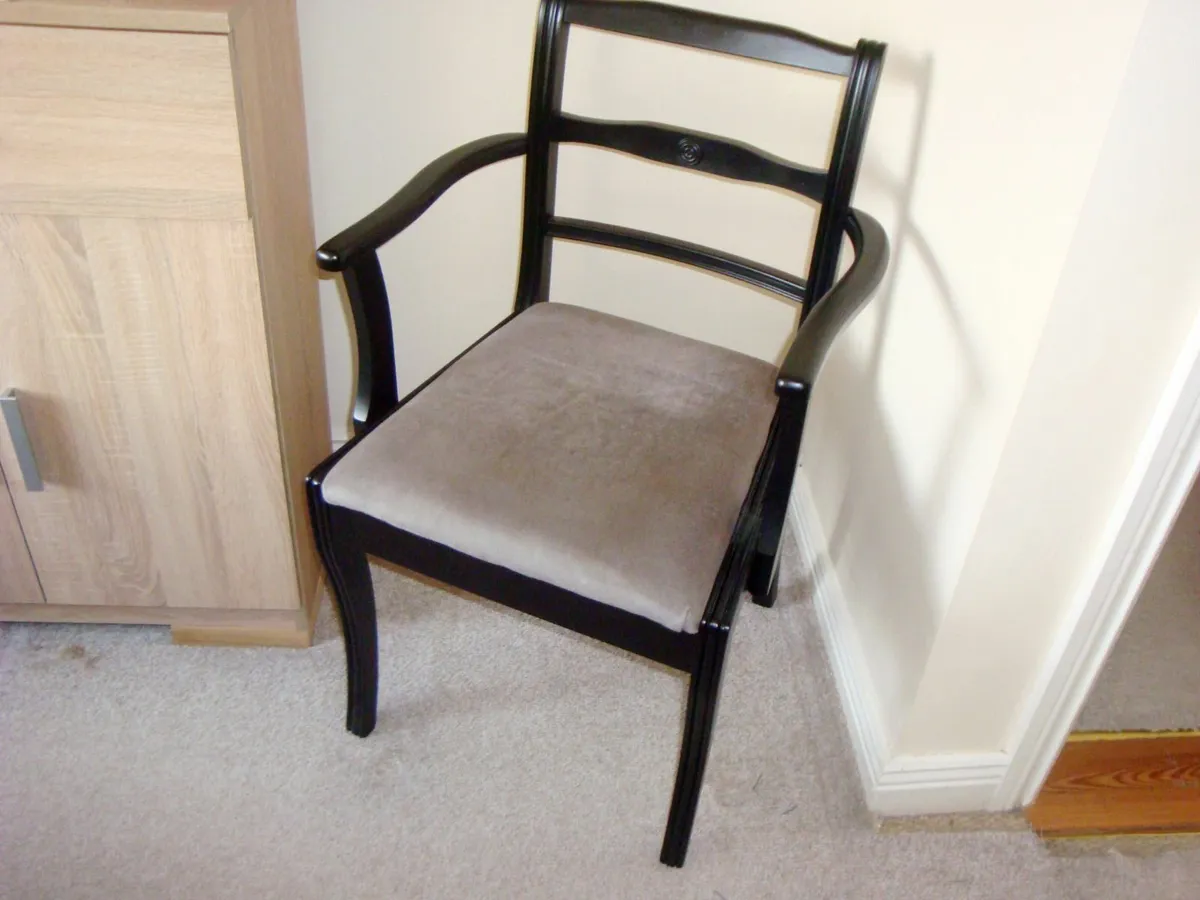 Black chair - Image 2