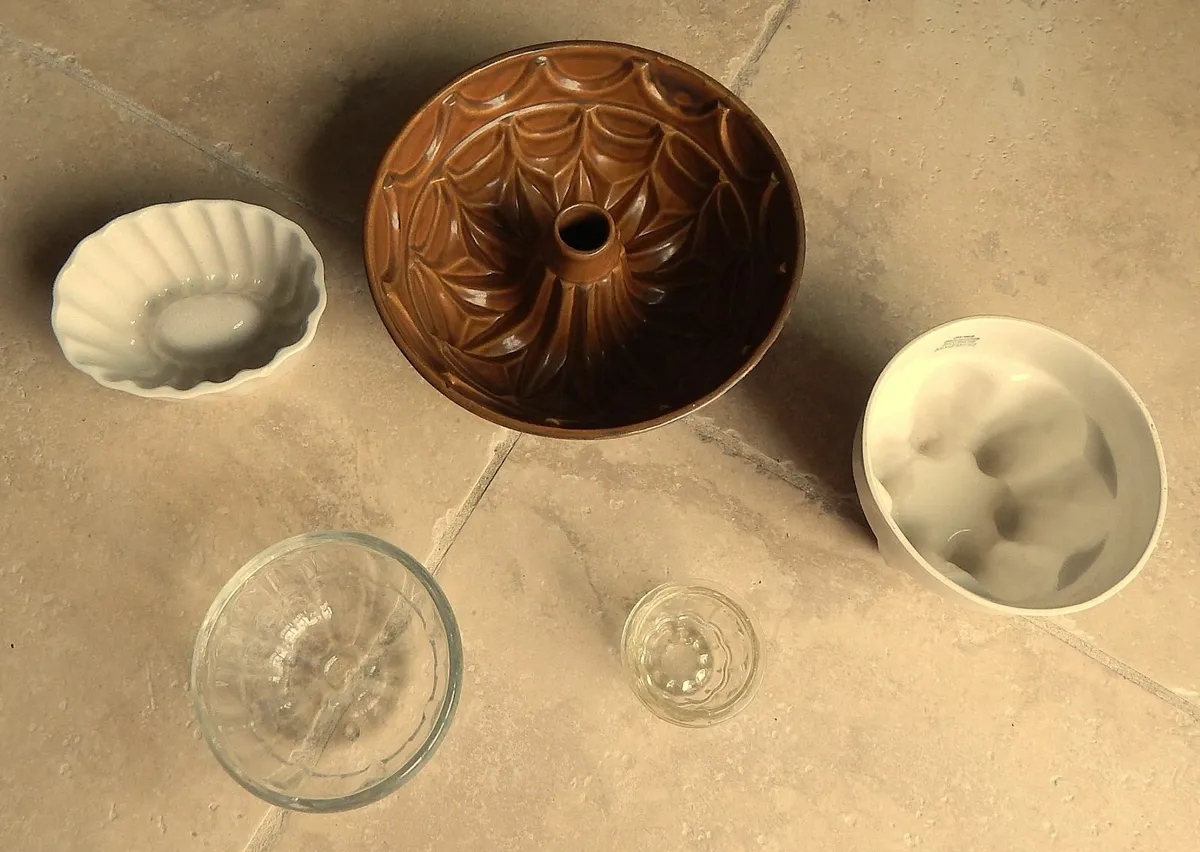 5 Jelly Moulds in Ceramic & Glass - Image 3
