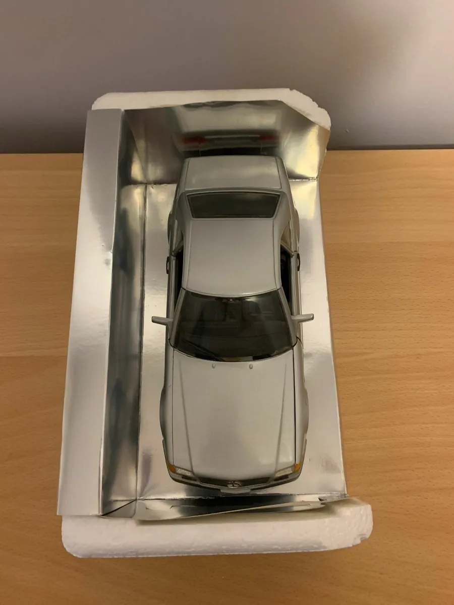 Mercedes 500 SL 32 Coupe 1/18 Revell Metal Model - Image 4