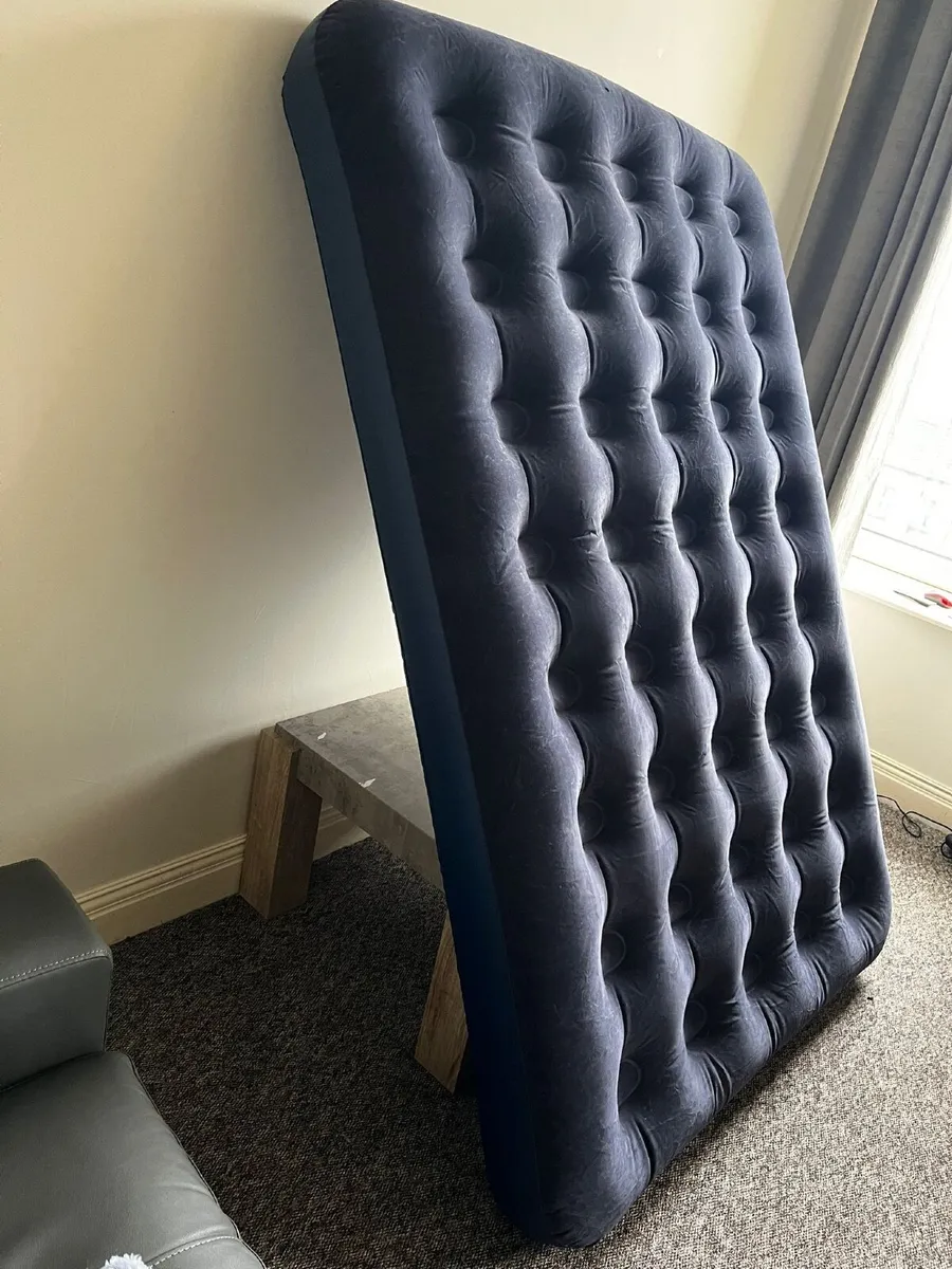 Double inflatable mattress with pump - Image 1