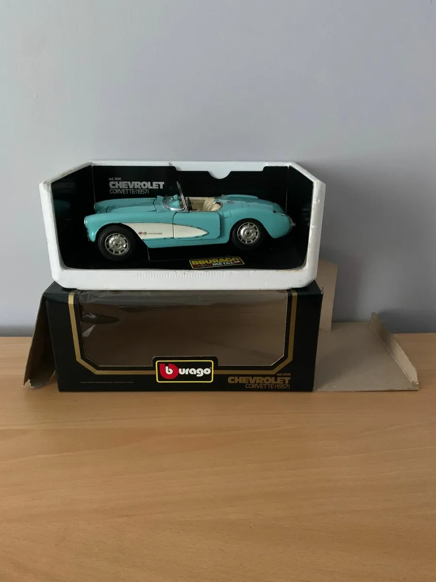 1957 Chevrolet Corvette 1/18 Burago Model Car - Image 3