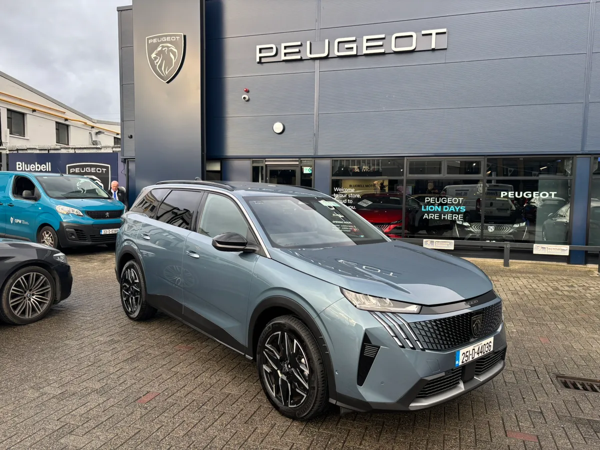 2025 Peugeot 5008 Allure Hybrid - Image 2