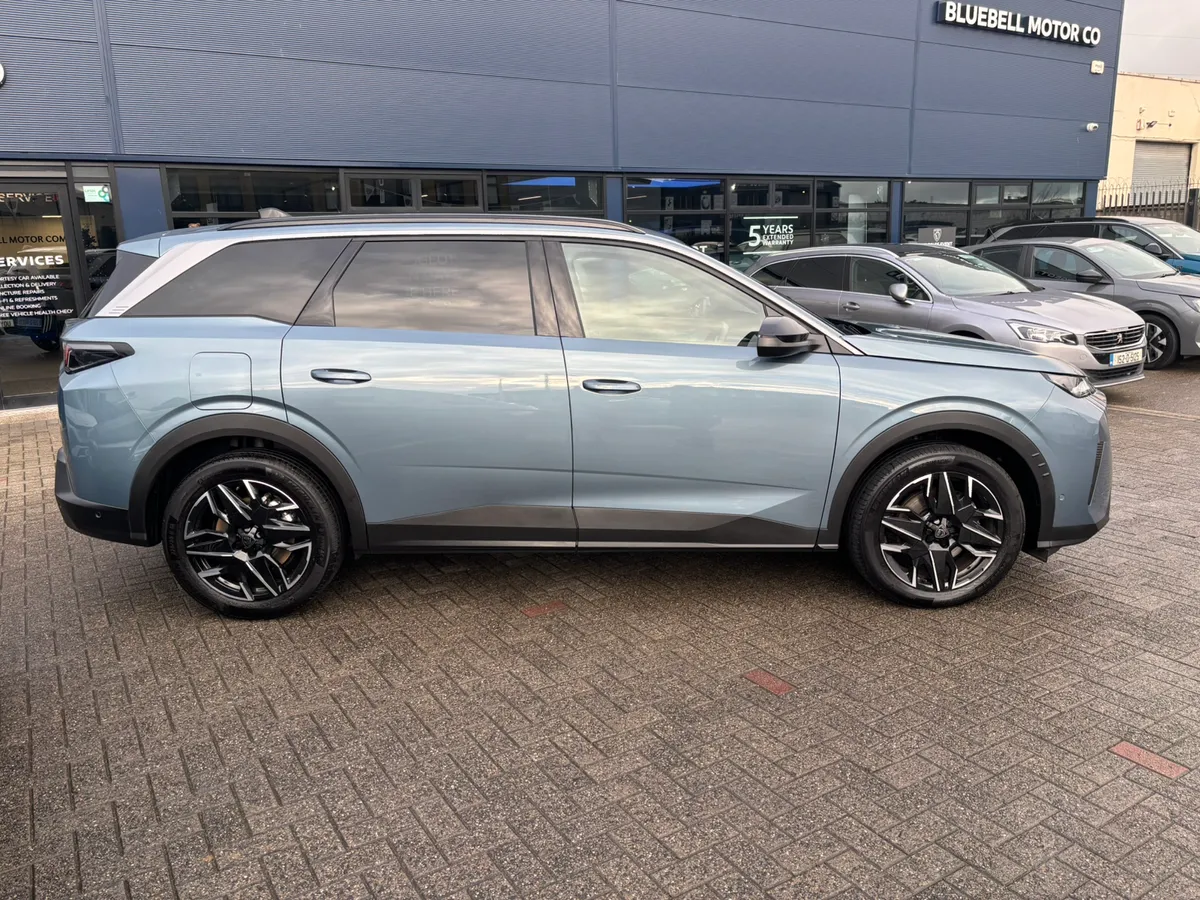 2025 Peugeot 5008 Allure Hybrid - Image 3