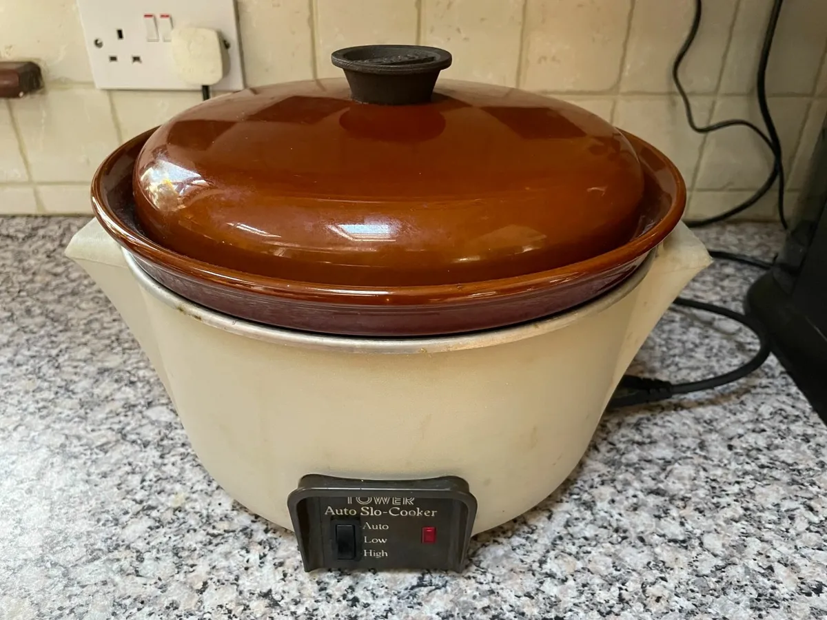Slow cooker