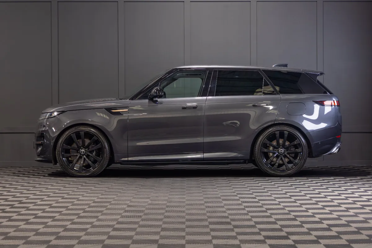 2024 Range Rover Sport P460e Dynamic SE - Image 3