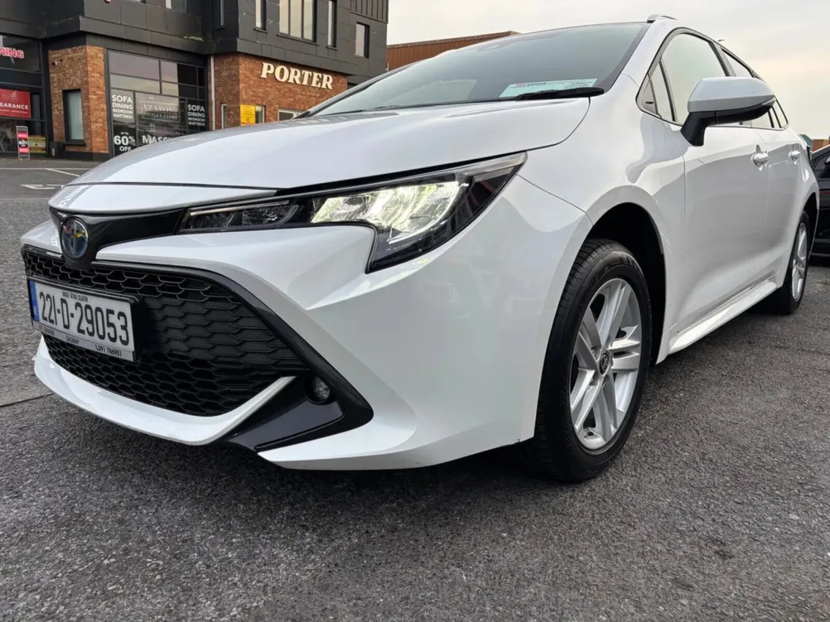 2022 Toyota Corolla 1.8 Hybrid Luna Saloon - Image 2