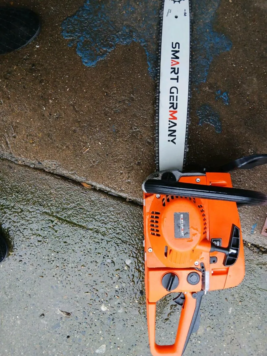 TOOL SETS AND CHAINSAW - Image 1