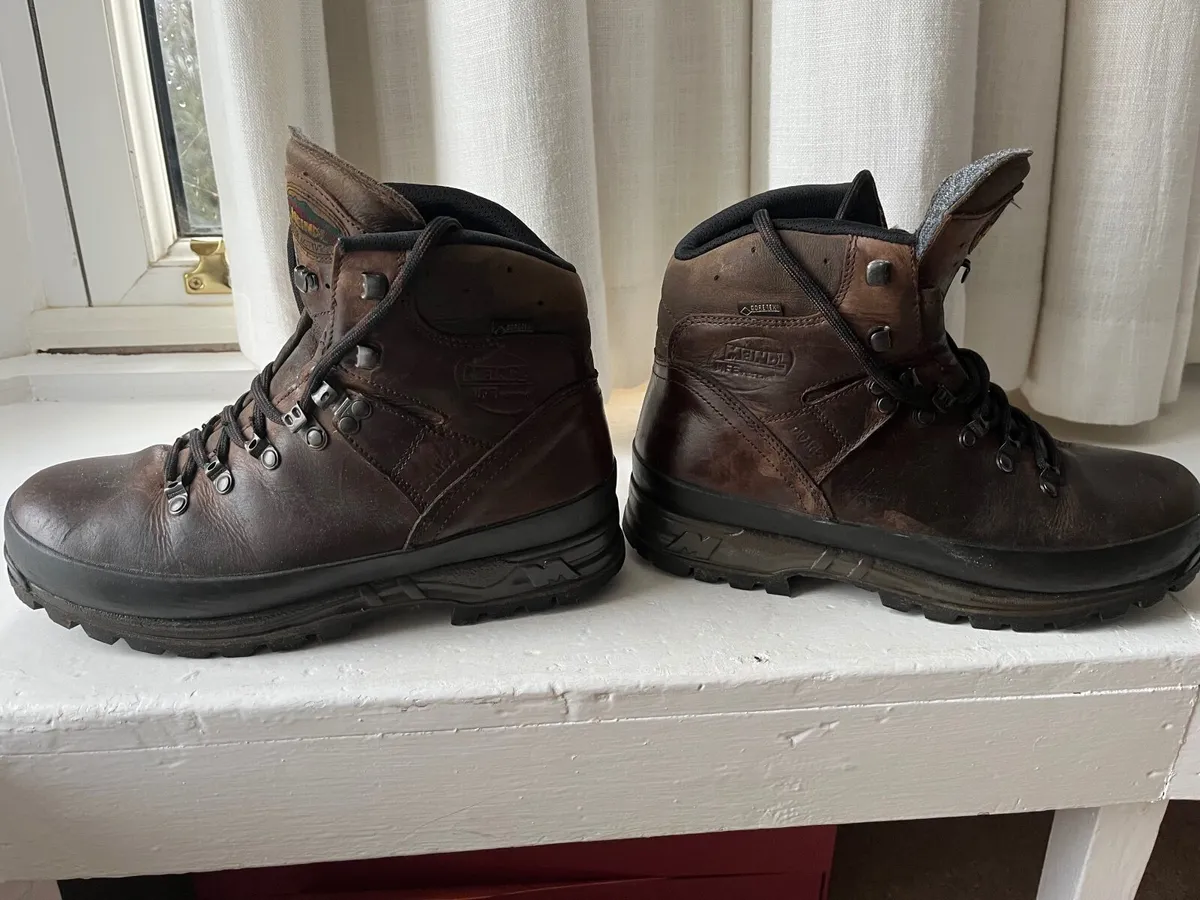 Hiking boots - Image 2