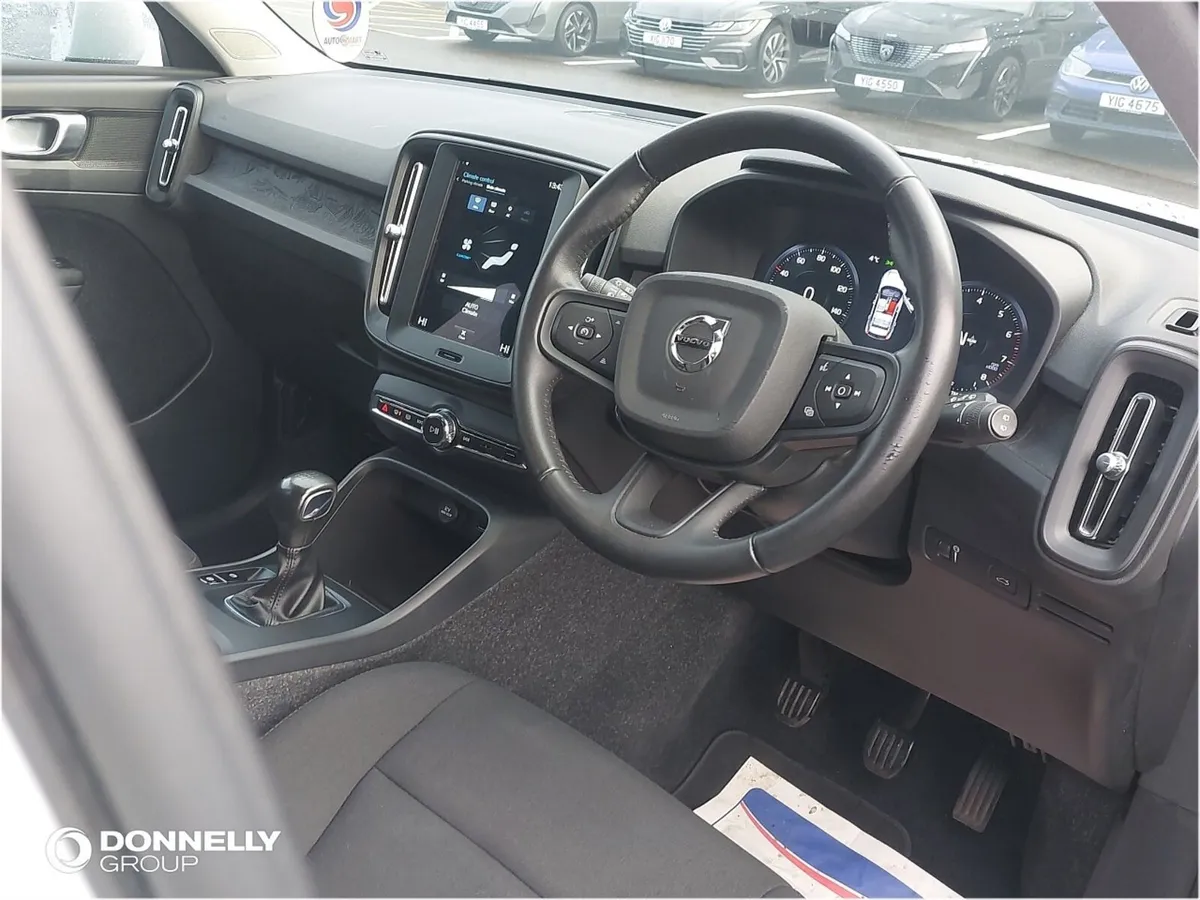 Volvo XC40 Estate Momentum Core - Image 3