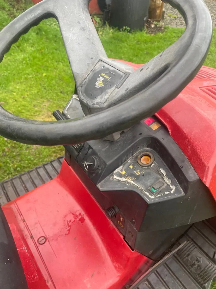 Castlegarden ride on mower - Image 2