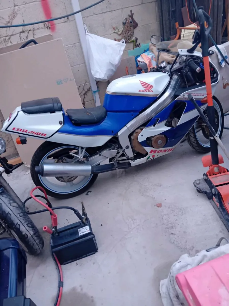 Cbr 250 - Image 1