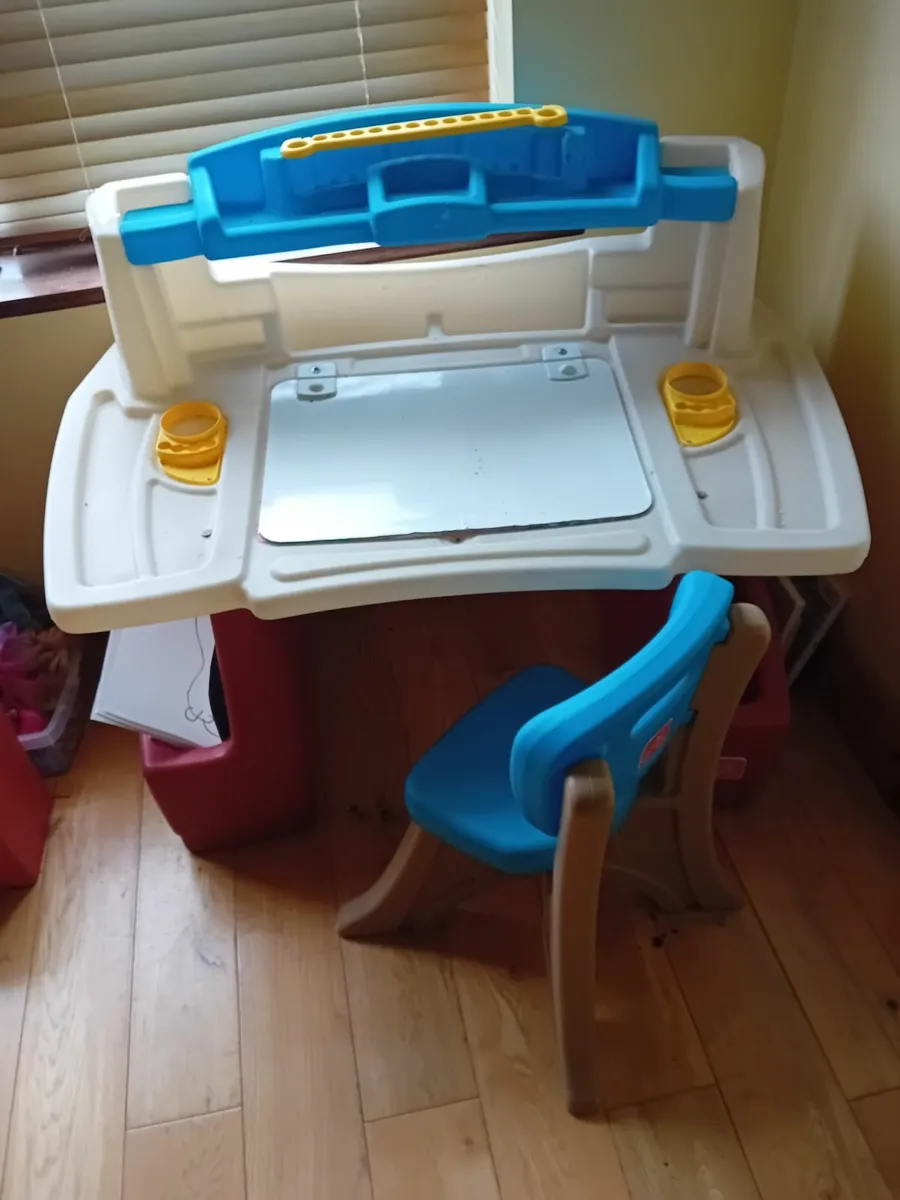 Kids desk & chair - Image 1