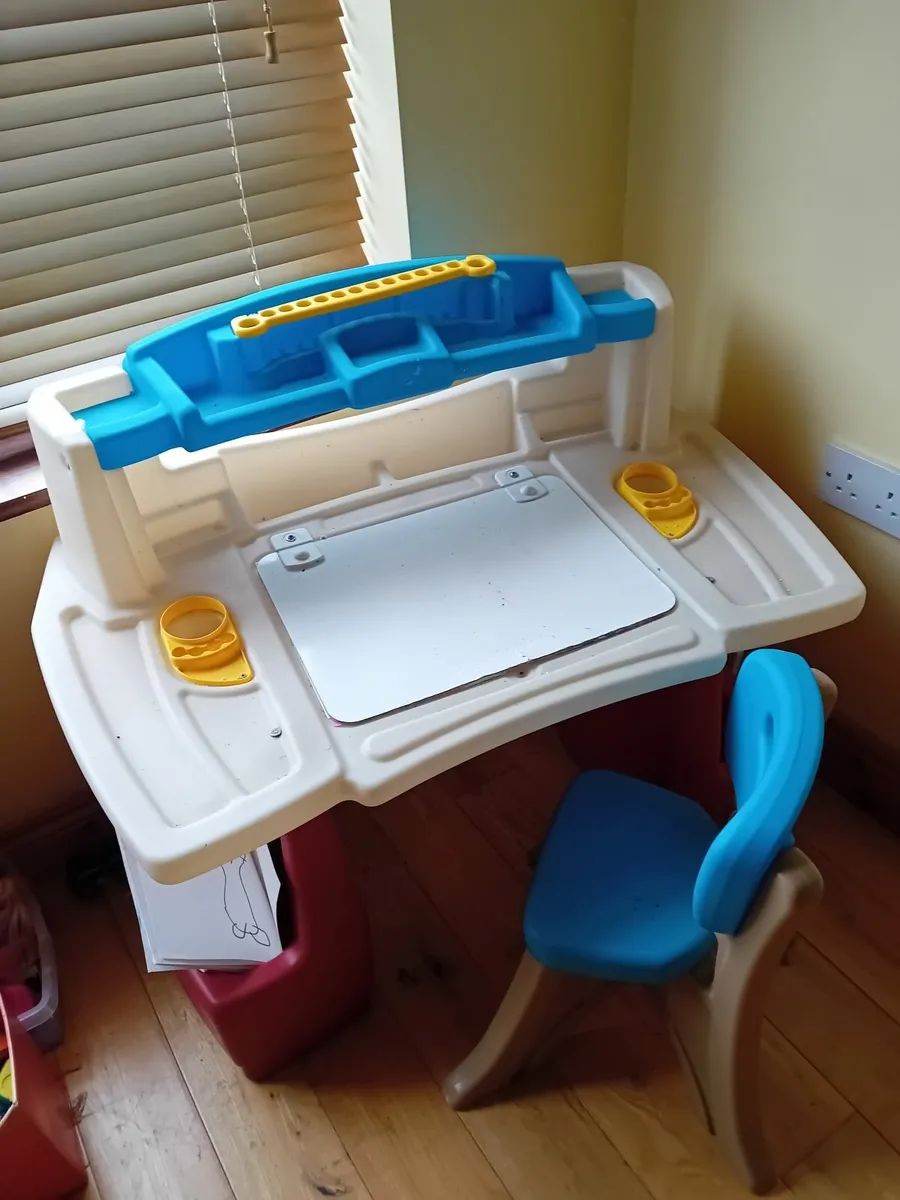Kids desk & chair - Image 2