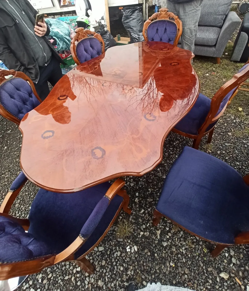 Table with 6 chairs
