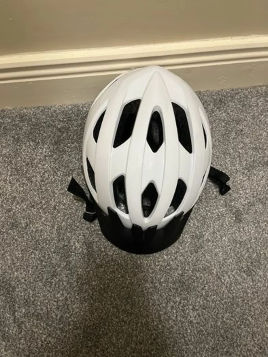 Halfords Junior helmet 54-58cm - Image 1