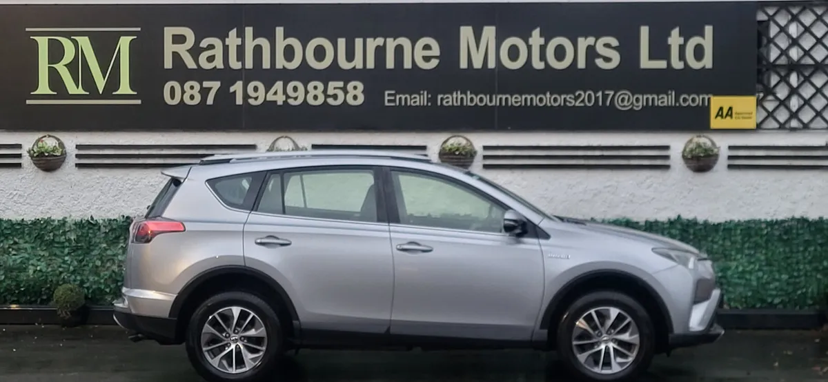 Toyota RAV4 2019 Hybrid Luna/sport Mint Condition - Image 3