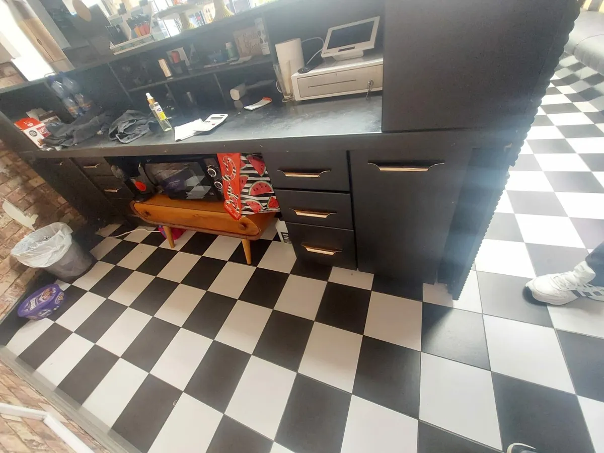 Barber shop furniture - Image 1