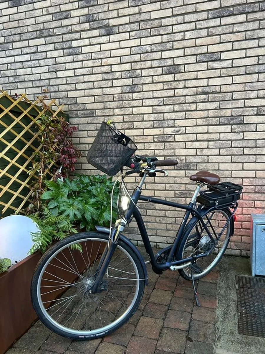 H High Frame Electric City Bike Elops 900 - Navy Blue - Image 1