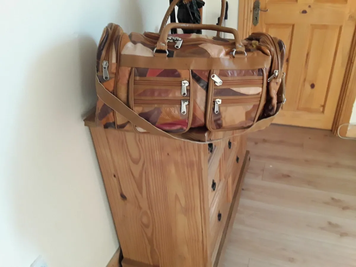 Lovely pure leather patchwood travel bag - Image 1