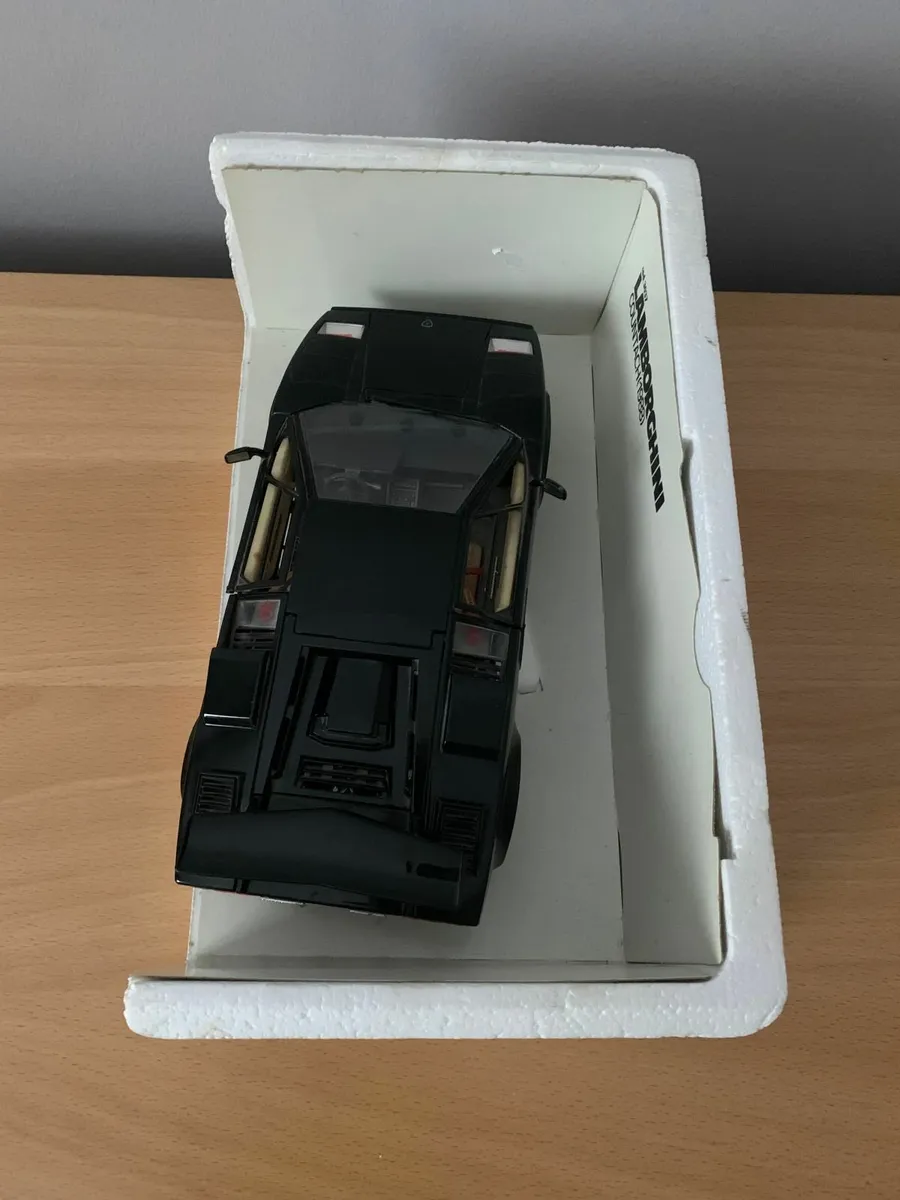 1988 Lamborghini Countach 1/18 Burago Model Car - Image 2