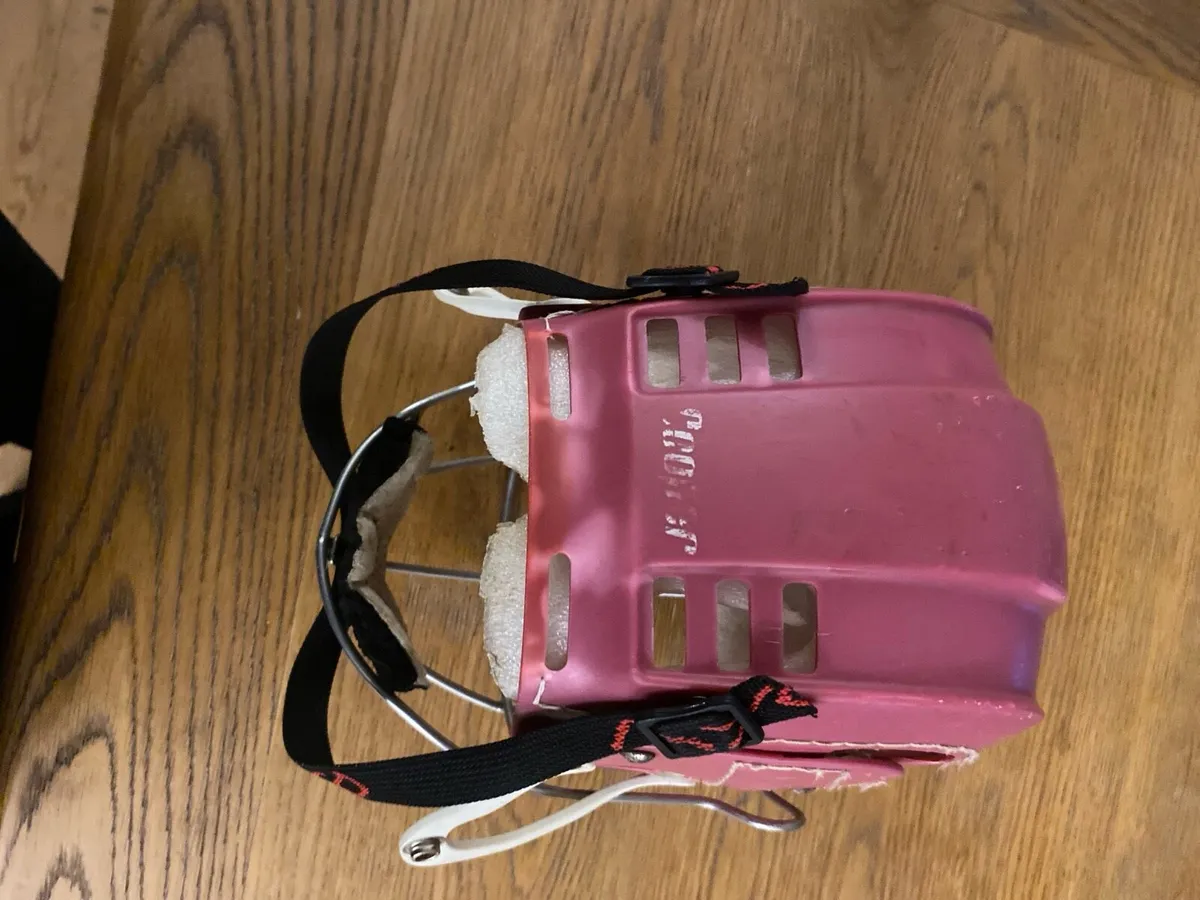 Hurling helmet - Image 3