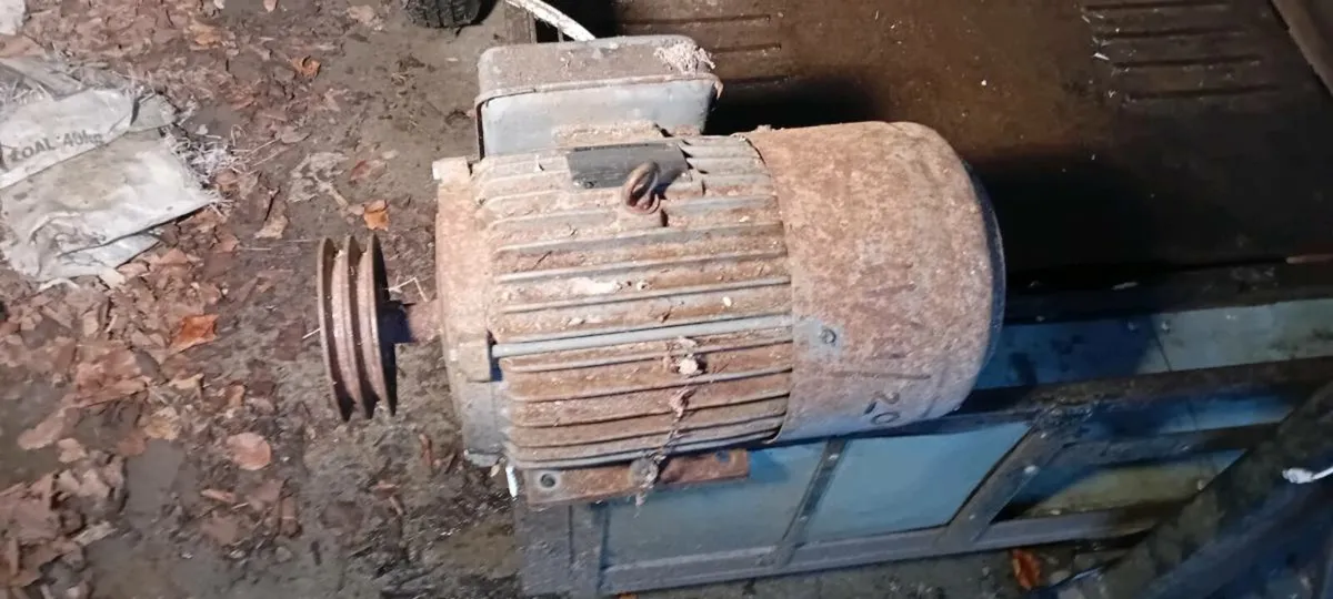 Electric Motor and Glass Jar - Image 2