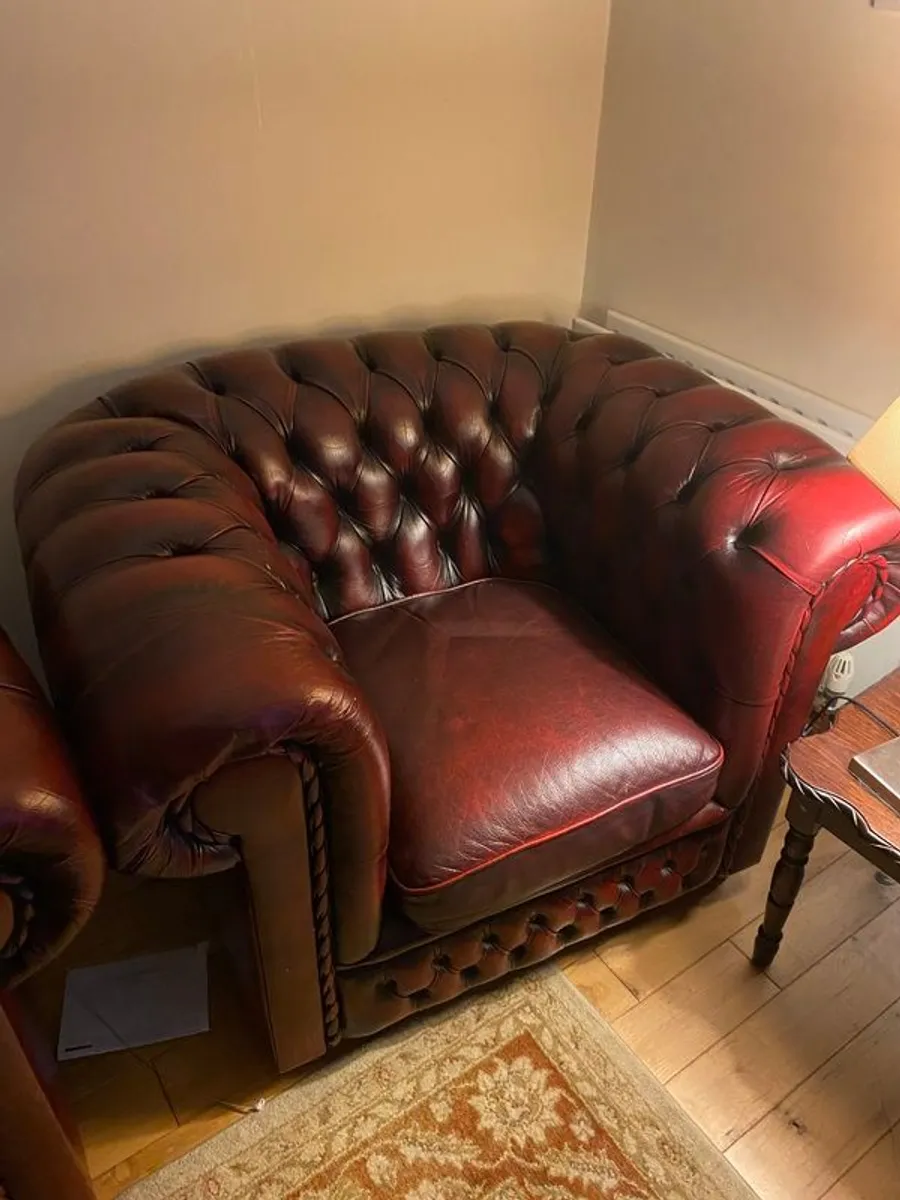 Chesterfield oxblood 3 seater & 2 Arm chairs - Image 4