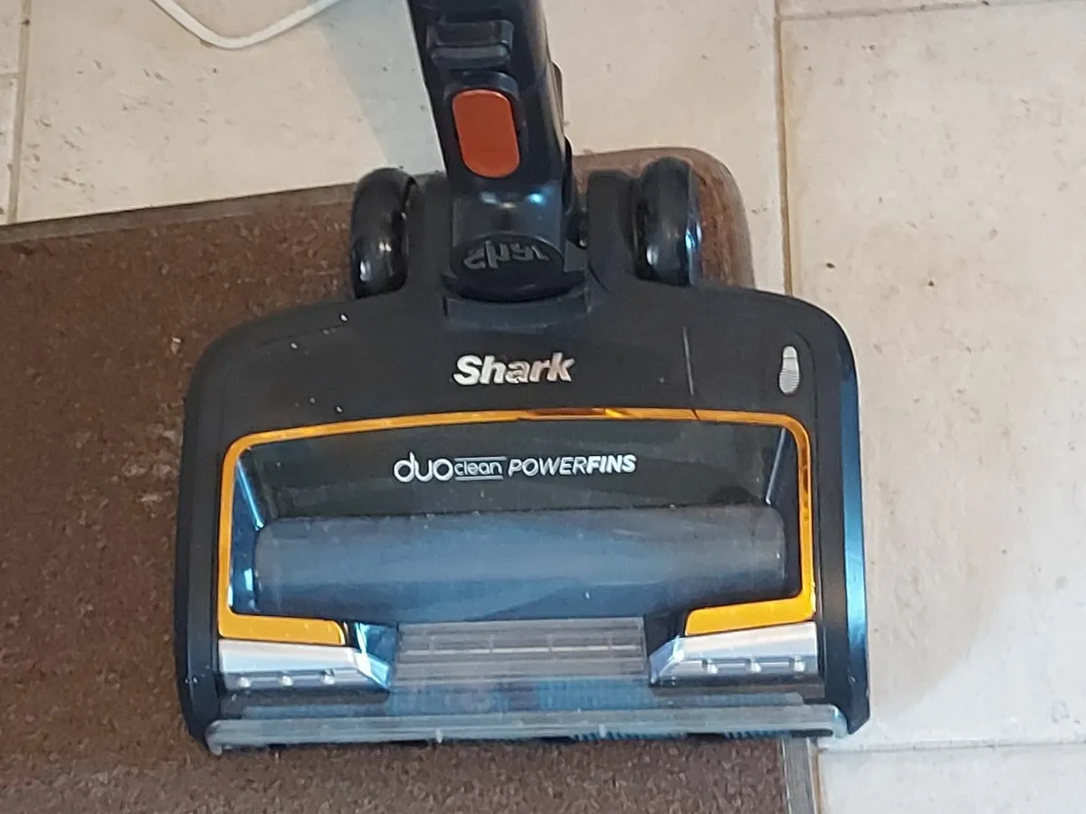 Shark Cordless Vacuum Cleaner with Anti Hair Wrap - Image 4