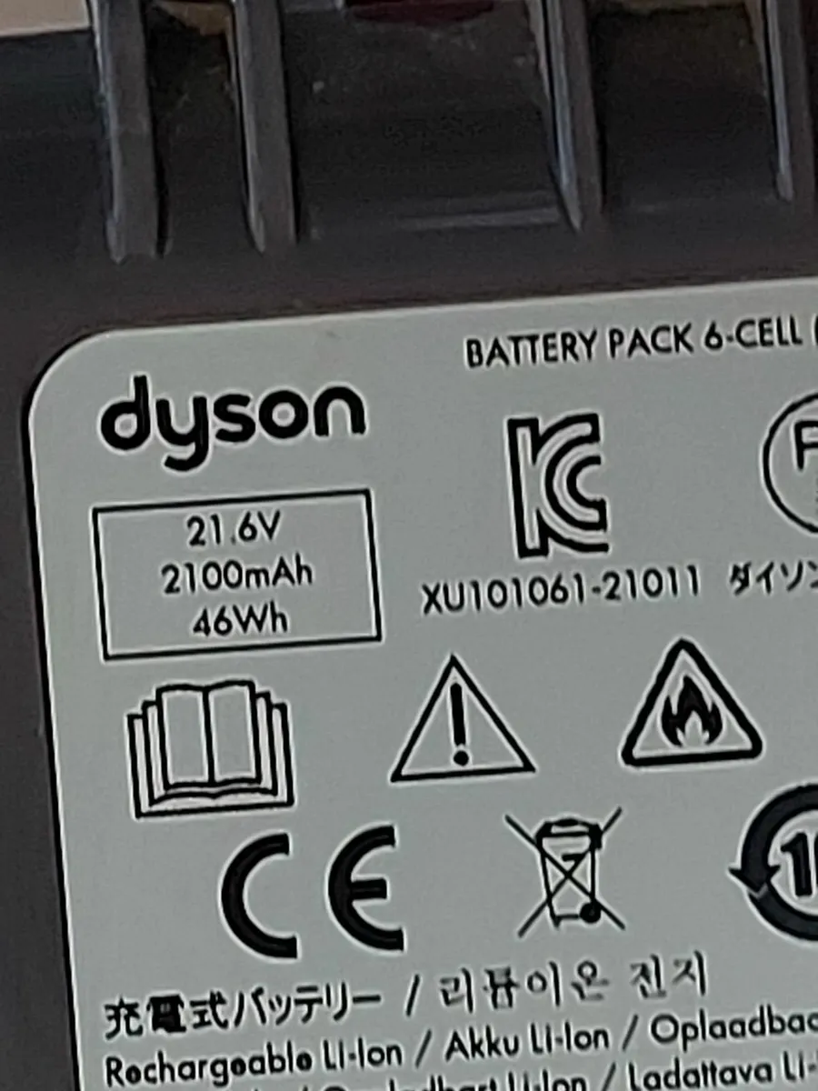 DYSON V7 Total Clean Vacuum Cleaner with charger - Image 3