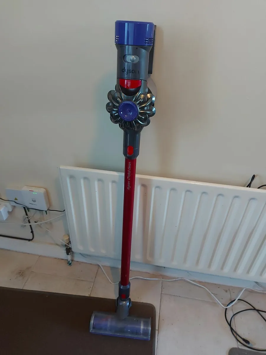 DYSON V7 Total Clean Vacuum Cleaner with charger - Image 1