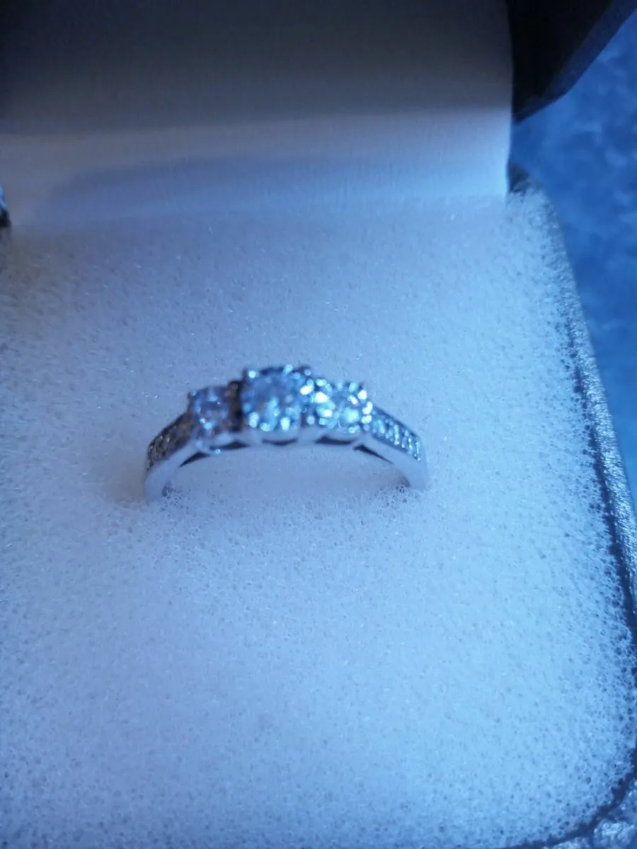 9ct white gold with diamonds - Image 1