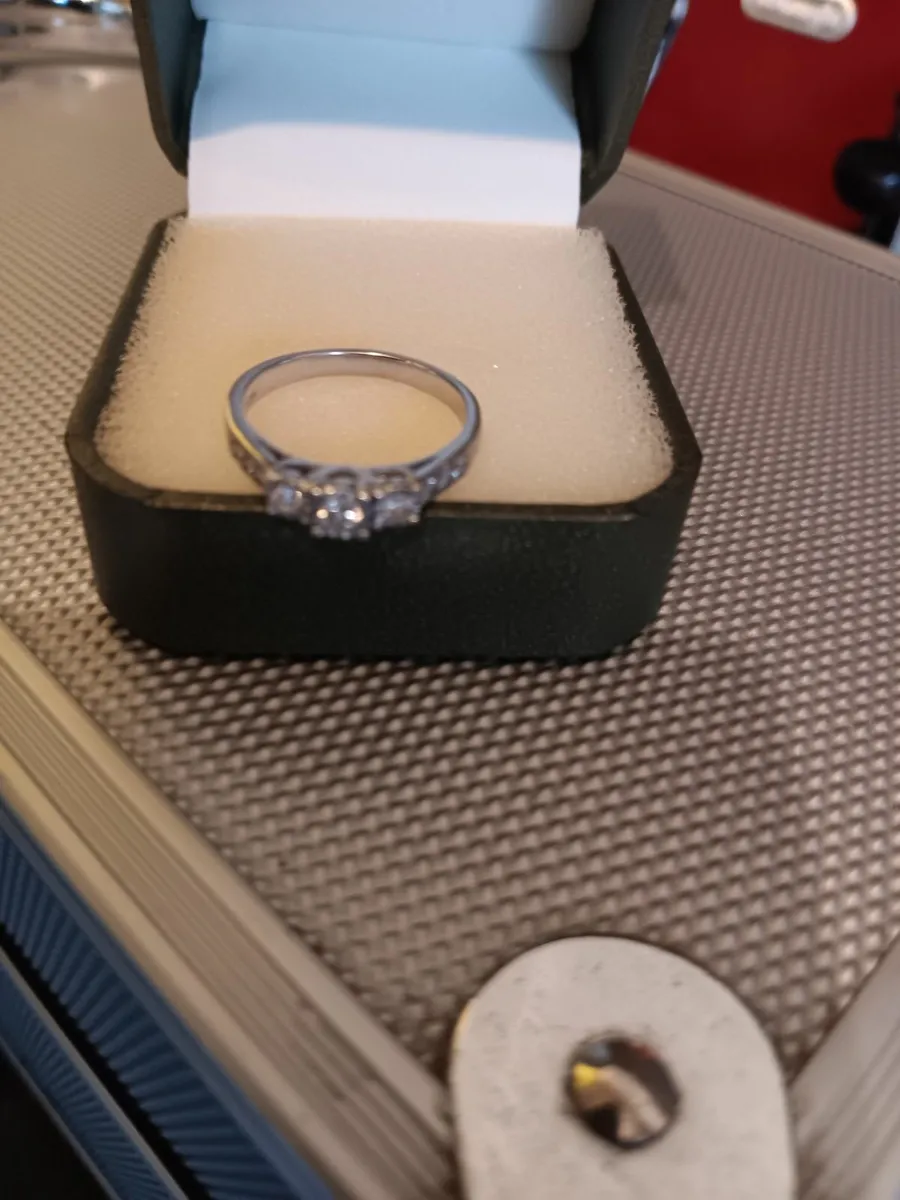 9ct white gold with diamonds - Image 4