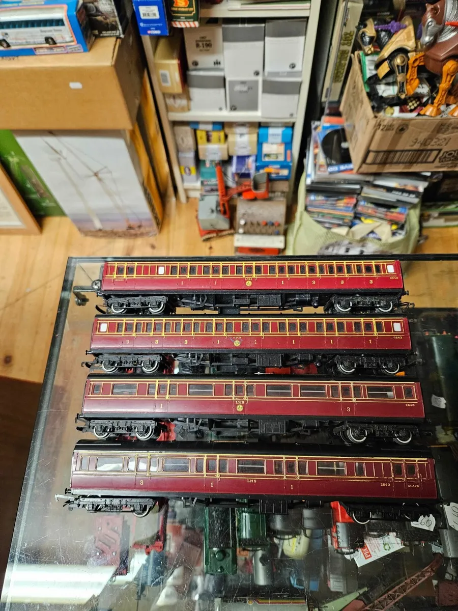 Hornby OO Gauge Carraiges - Image 1