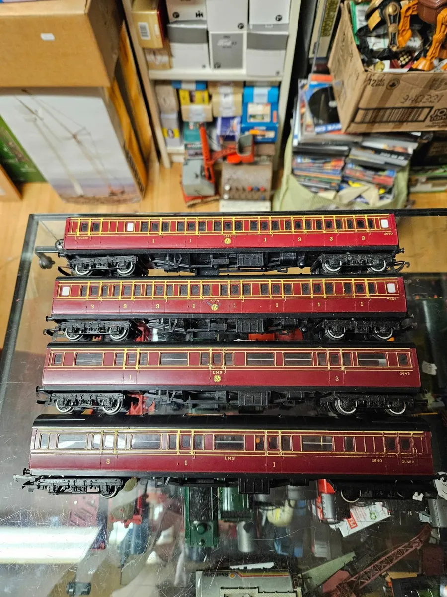 Hornby OO Gauge Carraiges - Image 2