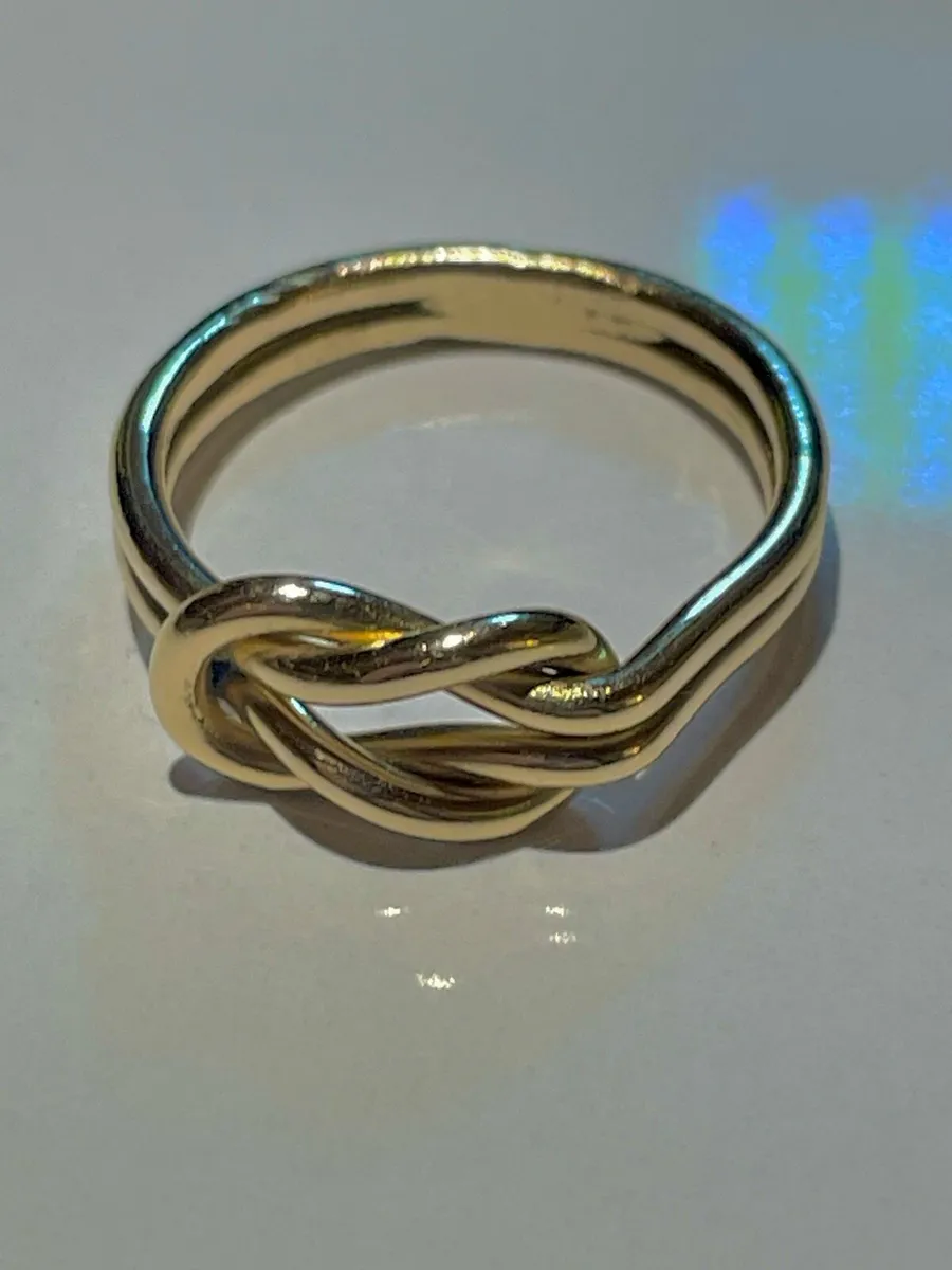 9ct Ladies Gold Ring - Image 1
