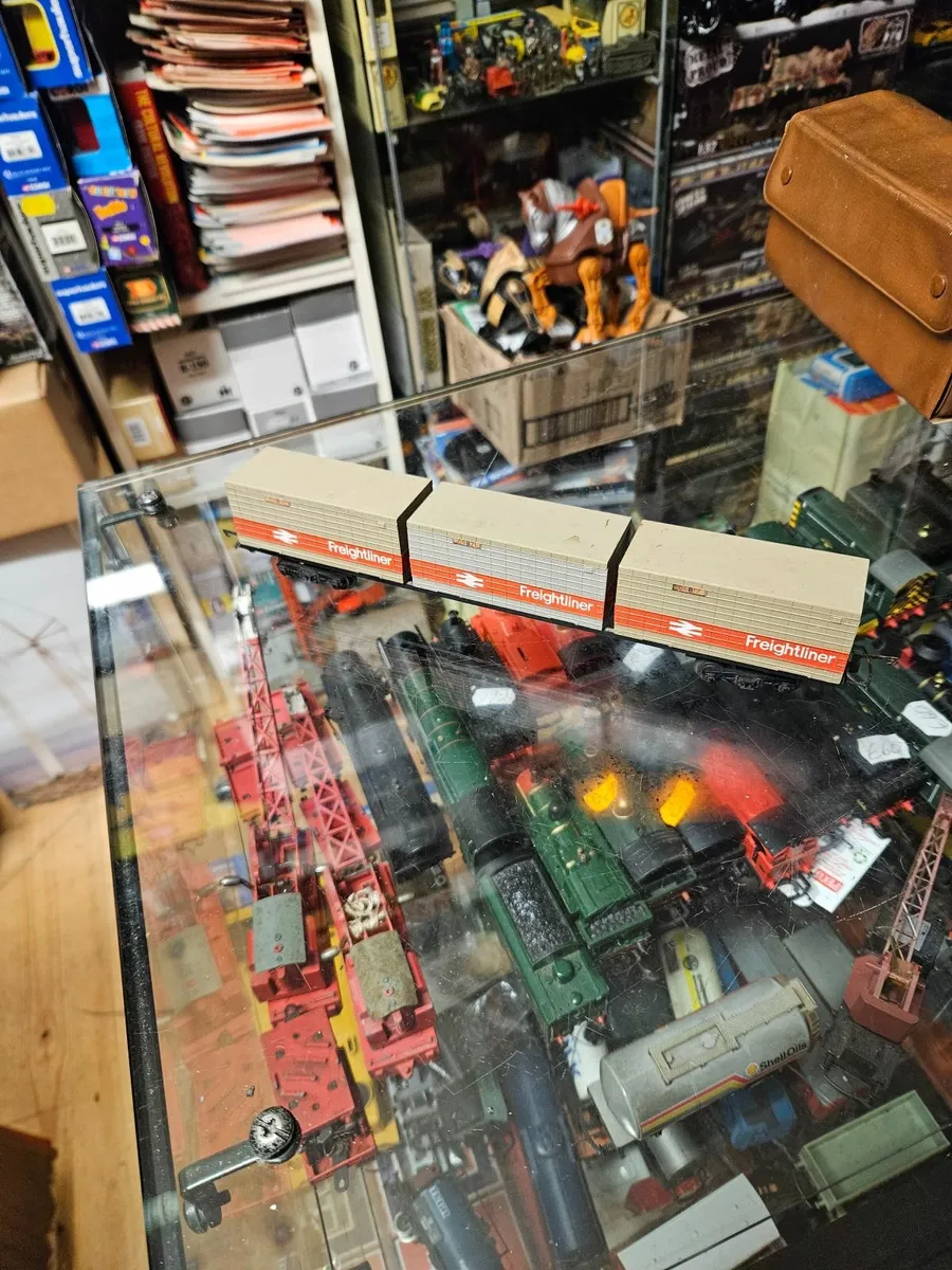 Hornby OO Gauge Container Wagon - Image 1