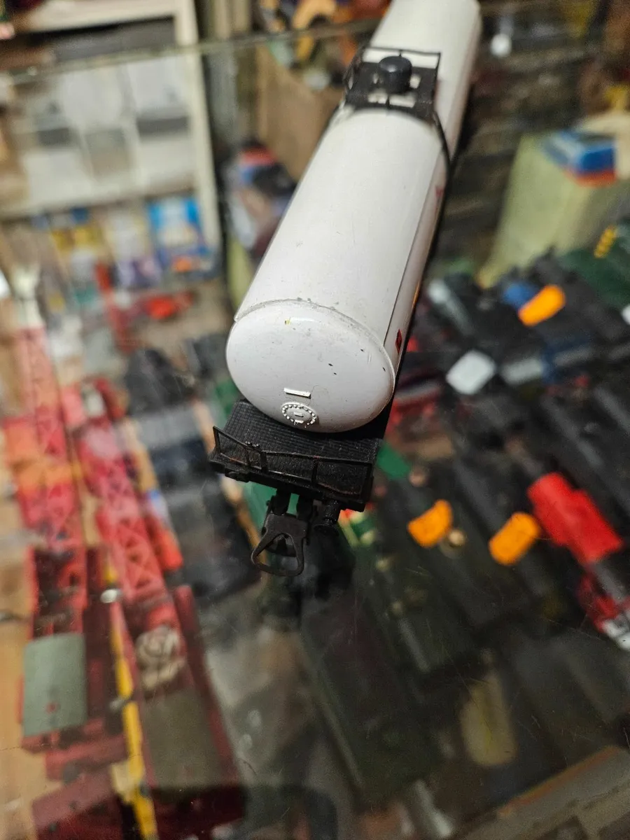 Hornby Lima OO Gauge Tanker Wagon - Image 2