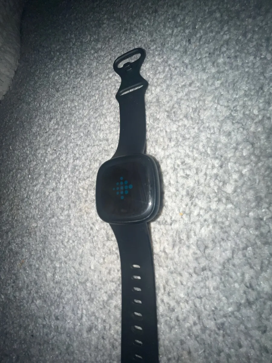 Fitbit Versa 4 (Brand new) - Image 2