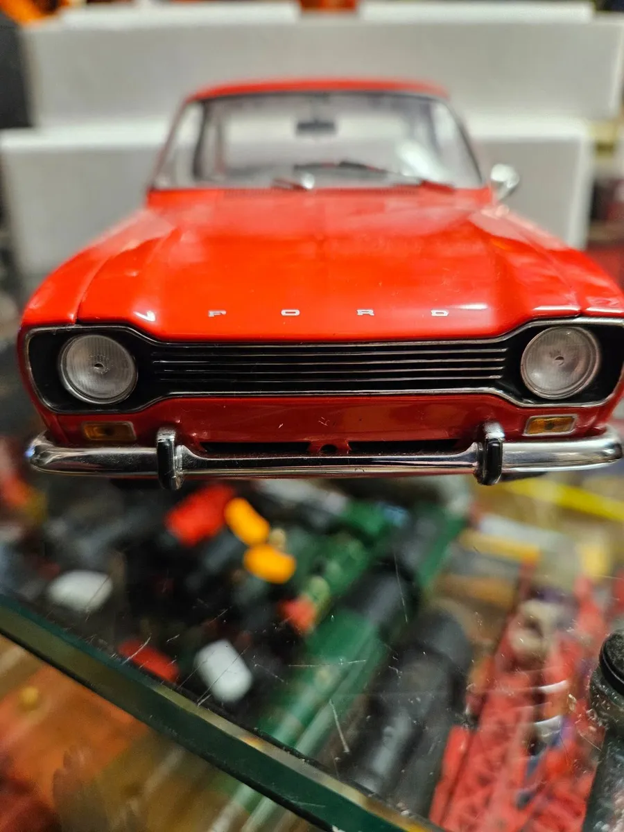Corgi Minichamps Ford Escort MKI 1.18 - Image 4