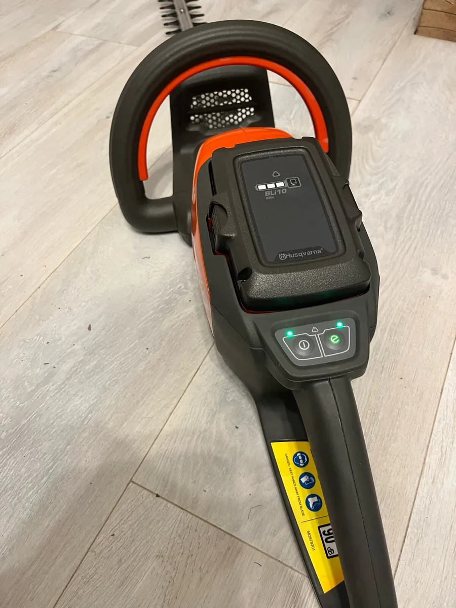 Cordless hedge trimmer - Image 1