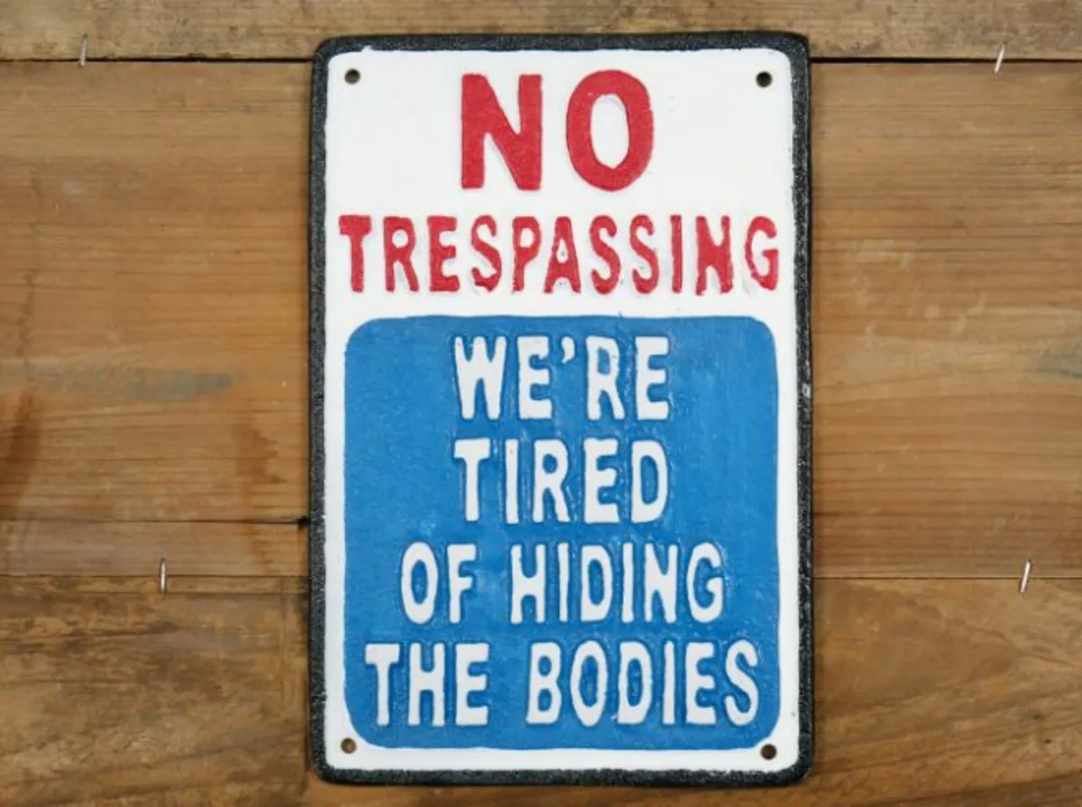 No trespassing – Hiding bodies – Cast Iron – D6139