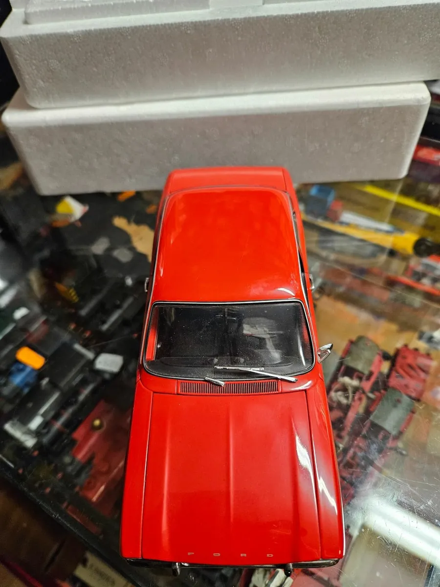 Corgi Minichamps Ford Escort MKI 1.18 - Image 2