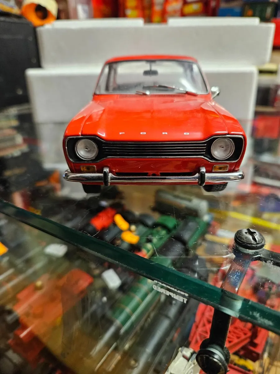 Corgi Minichamps Ford Escort MKI 1.18 - Image 1