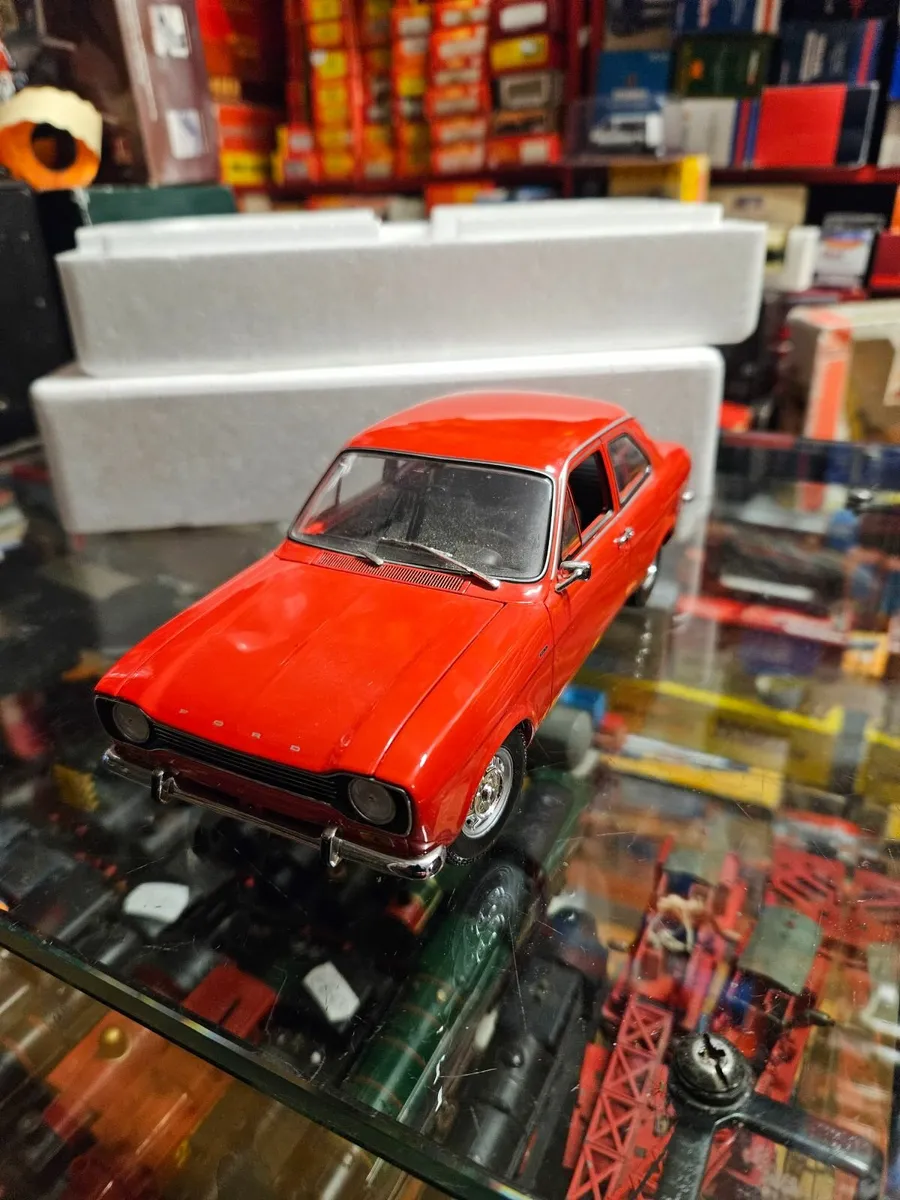 Corgi Minichamps Ford Escort MKI 1.18 - Image 3