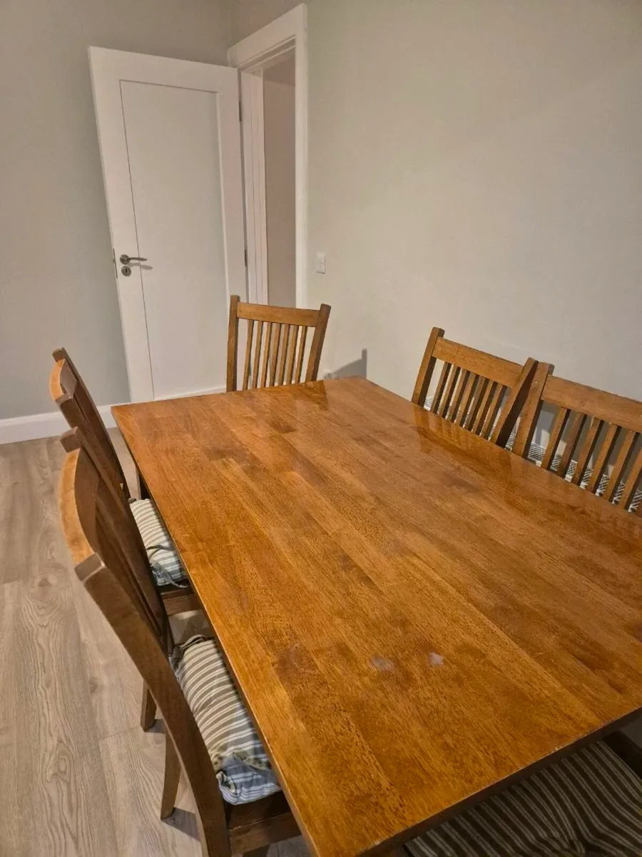 Kitchen table and chairs - Image 1